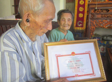 Trên 100 tuổi, hai vợ chồng cụ Cao Viễn vẫn rất minh mẫn.